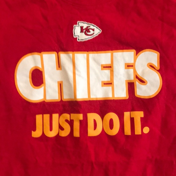 Like New Women’s Med/ Lrg Kc Chiefs T - Shirt ❤️🏈 - Picture 2 of 5